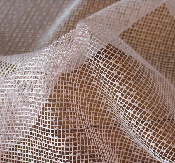 Siťovana záclona starorůžová romantická Ervi 3000 metráž