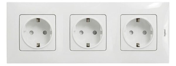 Legrand - Trojitá zásuvka domovní SCHUKO 250V/16A s rámečkem NILOE bílá