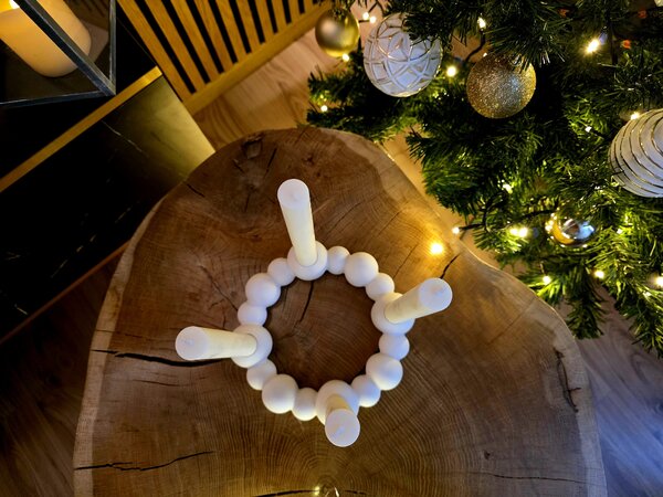 VOJA HOME Adventní a vánoční věnec na 4 konické svíčky z modifikované pryskyřice, bílý, průměr 20 cm