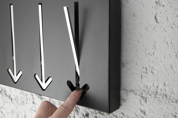 Kovový nástěnný věšák Arrow 5 černý Invicta