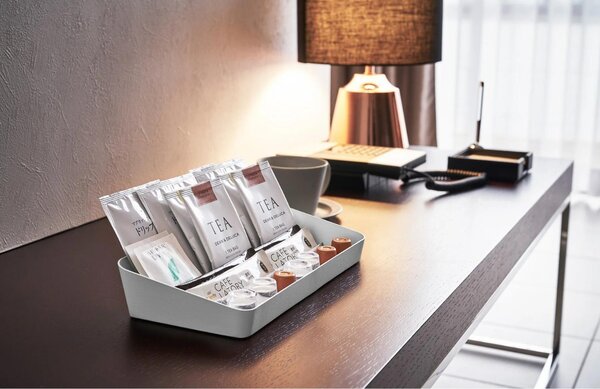 Bílý kovový podnos Yamazaki Amenity 30 x 13,5 cm