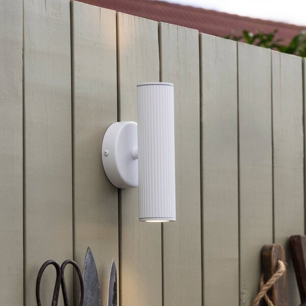 Globen Lighting Nástěnné světlo Hubble, bílé, výška 21 cm, IP44, stmívatelný, Bílá / opál, Obývací pokoj / jídelna, Hliník