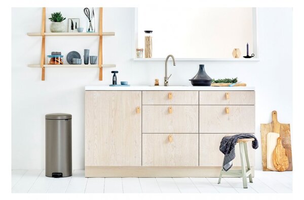 Brabantia Pedálový odpadkový koš newIcon - 30 L, platinová