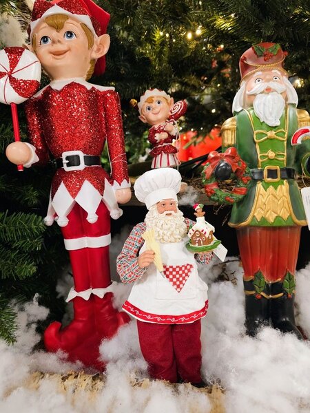 Vánoční dekorace Santa cukrář s perníkovou chaloupkou - 13*10*28 cm - Clayre & Eef