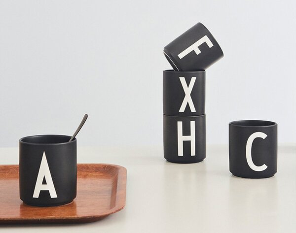 Design Letters Hrnek s písmenem W, black