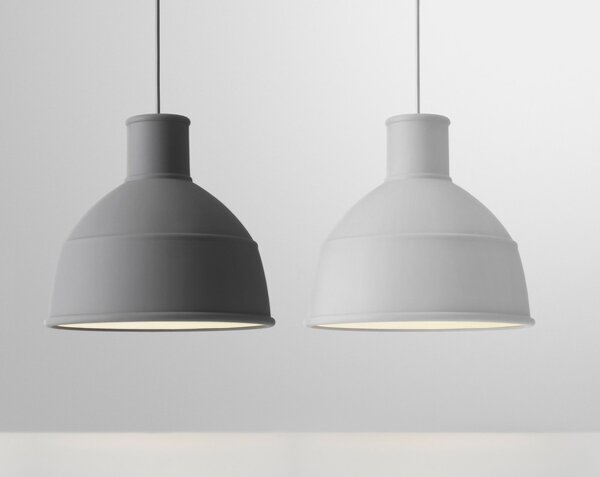 Muuto Závěsná lampa Unfold, light grey UNFPEN3203