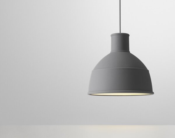 Muuto Závěsná lampa Unfold, dark grey UNFPEN3202