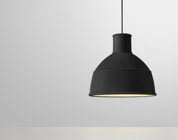 Muuto Závěsná lampa Unfold, black UNFPEN3201