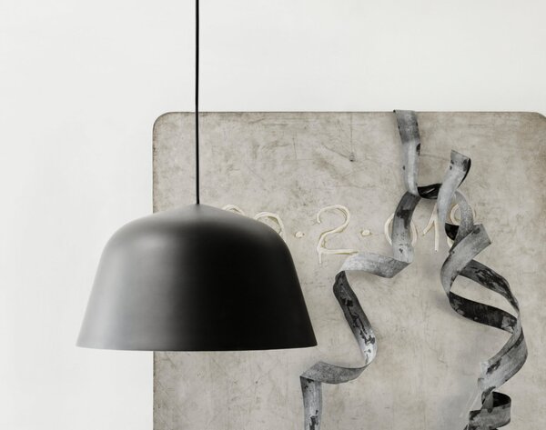 Muuto Závěsná lampa Ambit Ø40, black AMBPEN4001