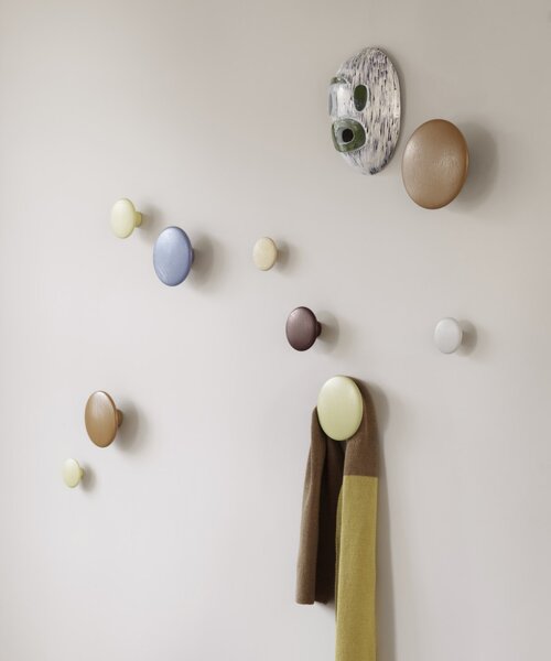 Muuto Věšák The Dots M, burgundy