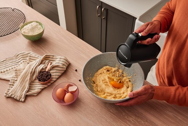 Bezdrátový ruční šlehač KitchenAid 5KHMR700BM GO, bez baterie