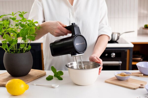 Bezdrátový ruční šlehač KitchenAid 5KHMR700BM GO, bez baterie
