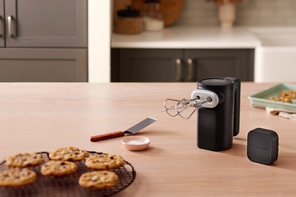 Bezdrátový ruční šlehač KitchenAid 5KHMR700BM GO, bez baterie