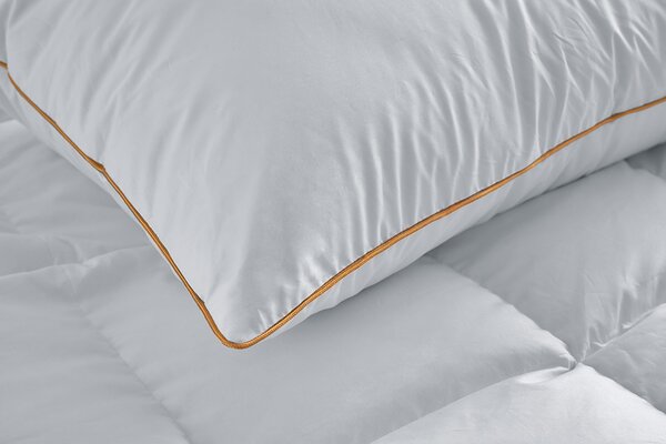 Ložnice21. Péřový polštář Charmbed Habit Rozměr: 70x90 cm (110+1000+110 g)