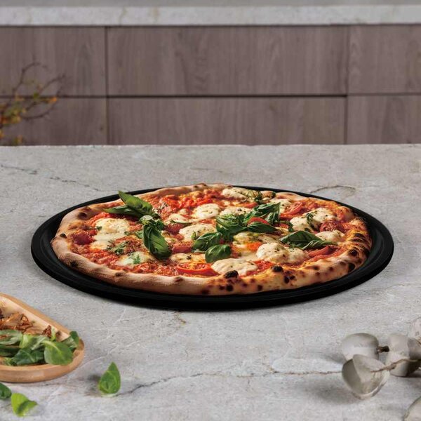 Pánev na pizzu s titanovým povrchem 32 cm Matte Black Collection