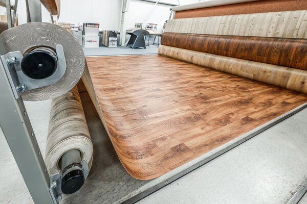 PVC podlaha Essentials (Iconik) 150 Jura brown - 1,9x4,5m (RO)