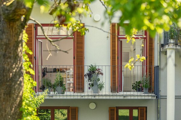 TREE - samozavlažovací vertikální květináč - set 3 ks + podstavec