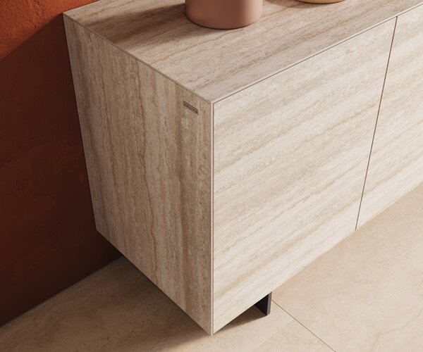 DELIFE Komoda Cuor 150 cm keramika Laminam® Travertino Bianco krémově bílá 3 dvířka podnož závěsná kov černá