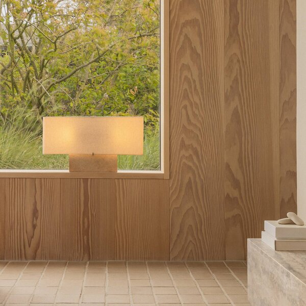 Audo Copenhagen Stolní lampa Nonna, travertinová/písková barva, výška 30 cm, Krémová / jantar, Obývací pokoj / jídelna, Textil / tkanina / hedvábí, Design