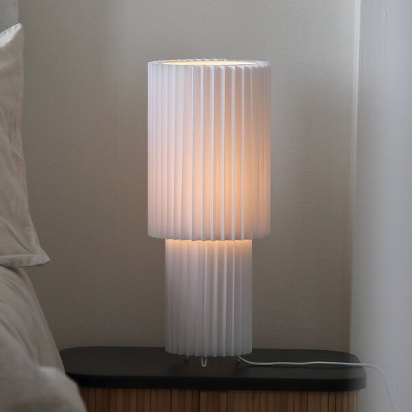 Markslöjd stolní lampa Catis, bílá, výška 45 cm, textil, E27, Bílá / opál, Obývací pokoj / jídelna, Plast, Moderní