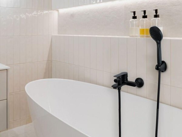 Erga Korfu, nástěnná vanová baterie s ruční sprchovou soupravou, černá matná, ERG-YKA-BW.KORFU-BLK
