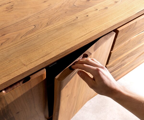 DELIFE Komoda Live-Edge 170 cm akácie přírodní 3 zásuvky 4 dvířka