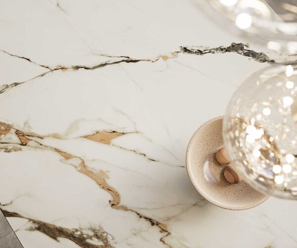 DELIFE Jídelní stůl Edge 200-300x100 keramika Calacatta Luxe bílá-zlatá-šedá Spider plochá ocel černá rozkládací