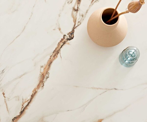 DELIFE Konferenční stolek Ekrem 65x65 cm keramika Calacatta Luxe bílá zlatá šedá Hairpin kulatý kov titanová efektová úprava
