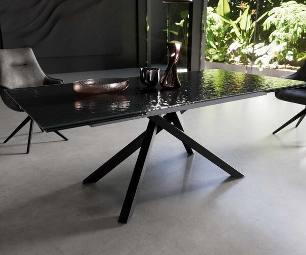 DELIFE Jídelní stůl Edge 200-300x100 sklo s reliéfem kouřově černé 3D design kovová křížová podnož obdélníkový černý rozkládací