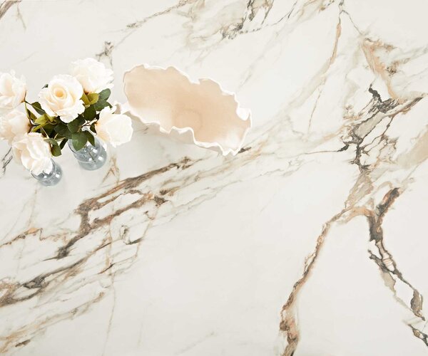 DELIFE Jídelní stůl Edge 200x100 keramika Calacatta Luxe bílá-zlatá-šedá podnož ve tvaru V plochá ocel černá