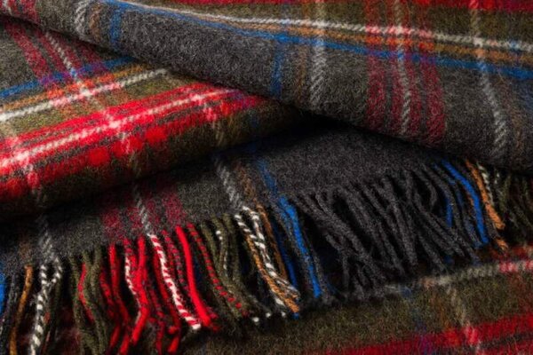 Deka z ovčí vlny Grey Red Stewart Plaid 182 x 137 cm John Hanly