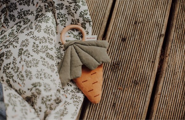 Malomi Kids Bavlněné chrastítko s dřevěným kousátkem Carrot