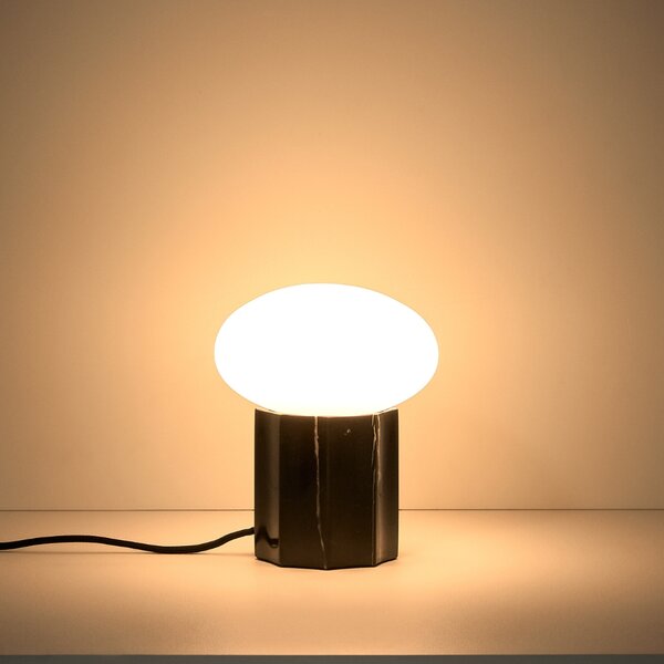 Kave Home Černá mramorová stolní lampa Idela Ø16 cm