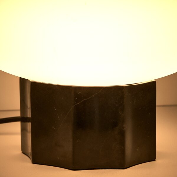 Kave Home Černá mramorová stolní lampa Idela Ø26 cm