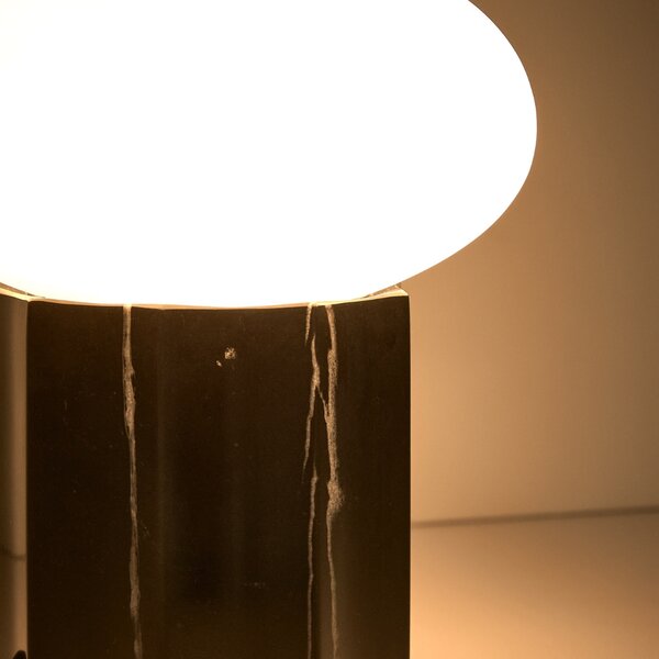 Kave Home Černá mramorová stolní lampa Idela Ø16 cm
