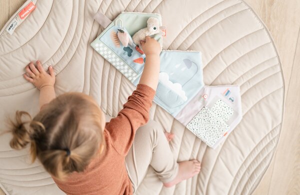 -25 % Dny MOMENTI– Béžová látková knížka s aktivitami ve tvaru domečku Done by Deer Lalee