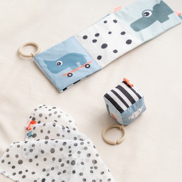-25 % Dny MOMENTI– Barevná závěsná kontrastní kostka Done by Deer Happy clouds