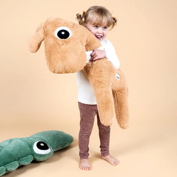 -25 % Dny MOMENTI– Hořčicově žlutá plyšová žirafa Done by Deer Raffi 100 cm