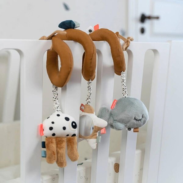 -25 % Dny MOMENTI– Hořčicově žlutá látková spirála se zvířátky Done by Deer Sea friends