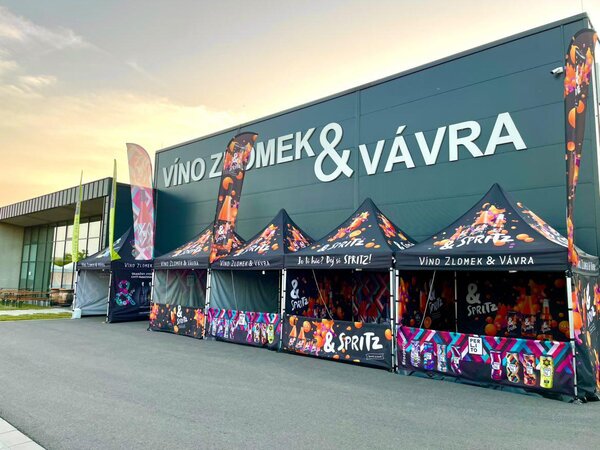 TENTino SET - Nůžkový párty stan 3x3 m EXTRA HIGH ROOF s jednostranným potiskem Typ konstrukce: BIG HEXAGON S VYŠŠÍ ŠPICÍ, Rozsah potisku: pouze střecha, Plachtovina - gramáž: polyester 230 g/m2