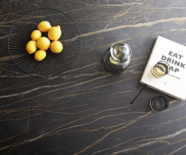 DELIFE Jídelní stůl Edge 200x100 cm keramika Laminam®Noir Desir hnědý středová podnož kříž černá