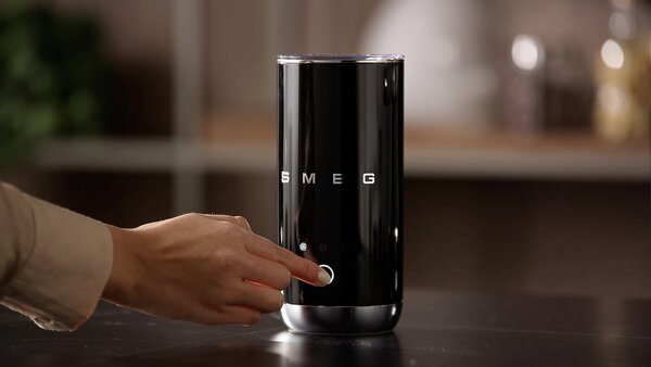 Smeg MFF02BLEU Napěňovač mléka 50's Style II černý