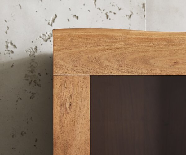 DELIFE Skleněná vitrína Live-Edge 60x190 cm akácie přírodní přírodní hrana 1 dvířko 2 zásuvky masivní
