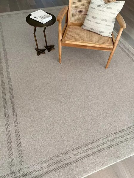 Kusový koberec vlněný Agnella Calisia M Grid Rim Pískový Moderní světle béžový Rozměr: 120x180 cm