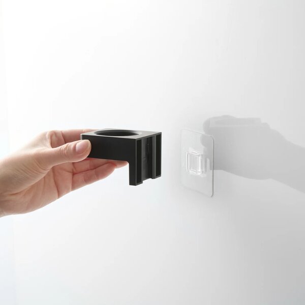 YAMAZAKI Černý plastový držák Film Hook 6 x 6,2 cm