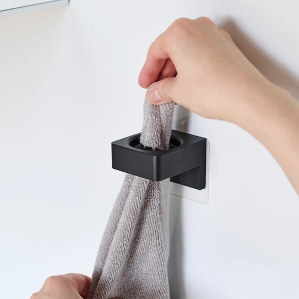 YAMAZAKI Černý plastový držák Film Hook 6 x 6,2 cm