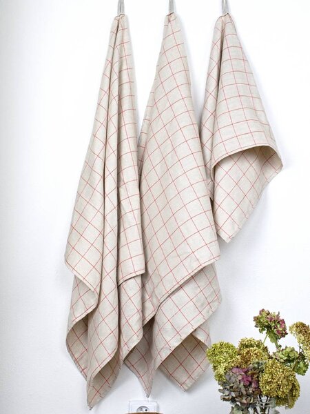 Snový svět Plátěný ručník přírodní s červenou kostkou Rozměr: 45 x 90 cm