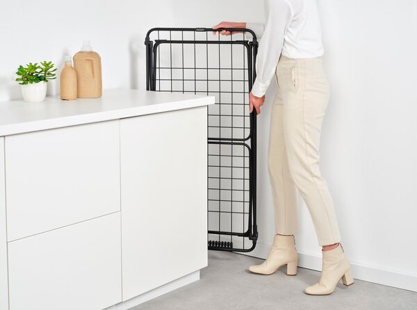 Matně černý sušák na prádlo 22 m HangOn Too – Brabantia
