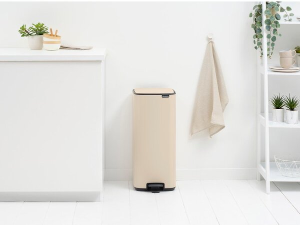 Béžový nášlapný ocelový odpadkový koš 30 l Bo – Brabantia