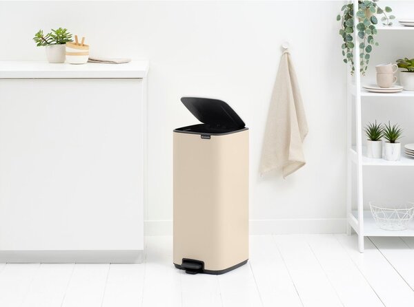 Béžový nášlapný ocelový odpadkový koš 30 l Bo – Brabantia
